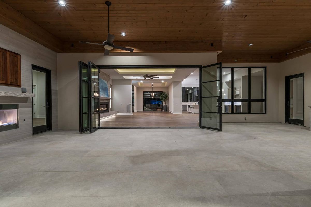 Camelback_Exterior Bifold.jpg