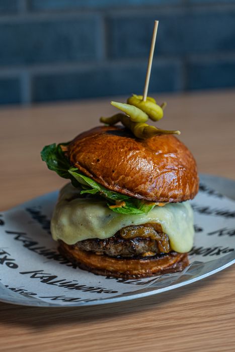 burger-kalimotxo-leftys-mars-tello-1-WEB.jpg