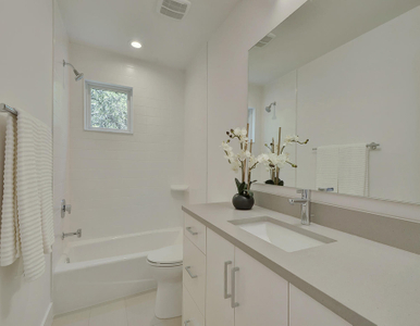 2010 Rabb Glen St Unit a-large-026-23-Other Bath 01-900x700.jpg