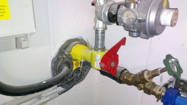 In accordance with standards: Schuck gas house-introduction installed in multi-service house inlet.