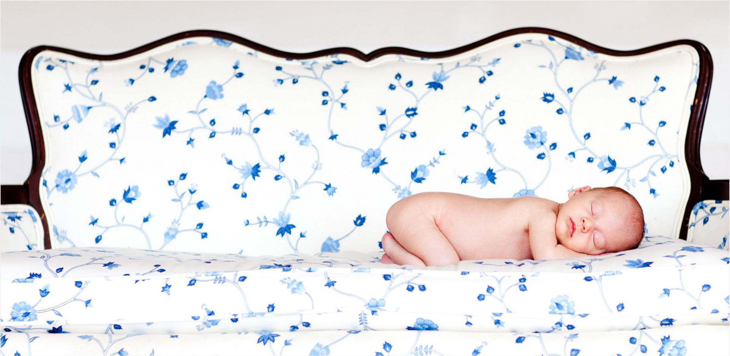 Newborn-sleeps-on-vintage-couch-during-his-first-ever-photoshoot-0004