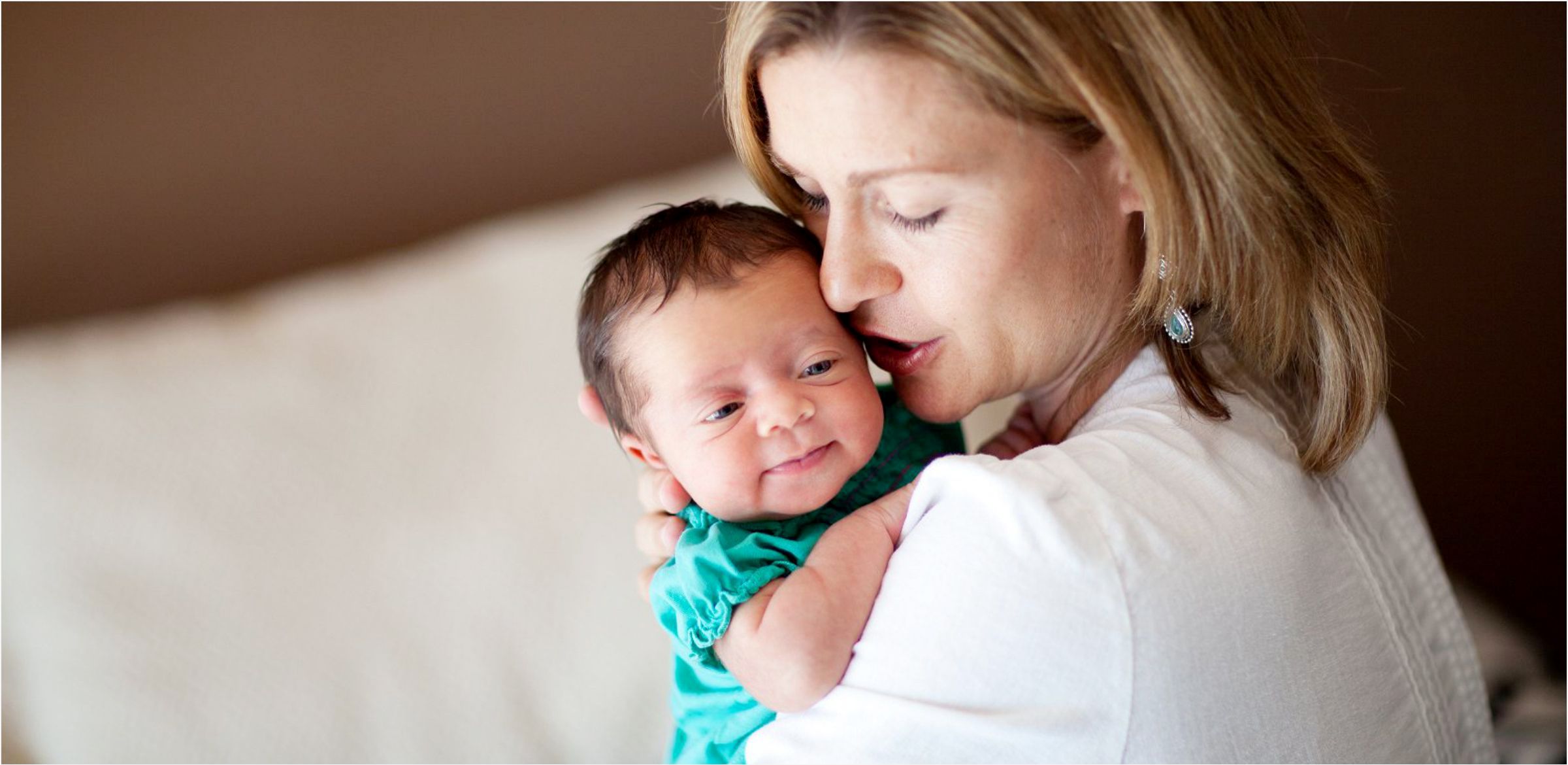 Mom-and-daughter-cuddle-up-at-home-location-newborn-photoshoot-0001