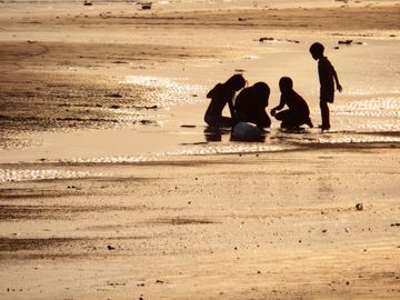 family-plays-on-the-beach-silhouett.jpg