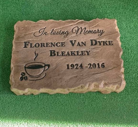 Design a memorial stone that you can place in your own garden. Personally designed memorial stone for your private space