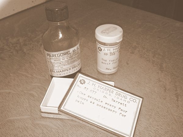 old-prescriptions-Harper-Drug-BW1.jpg