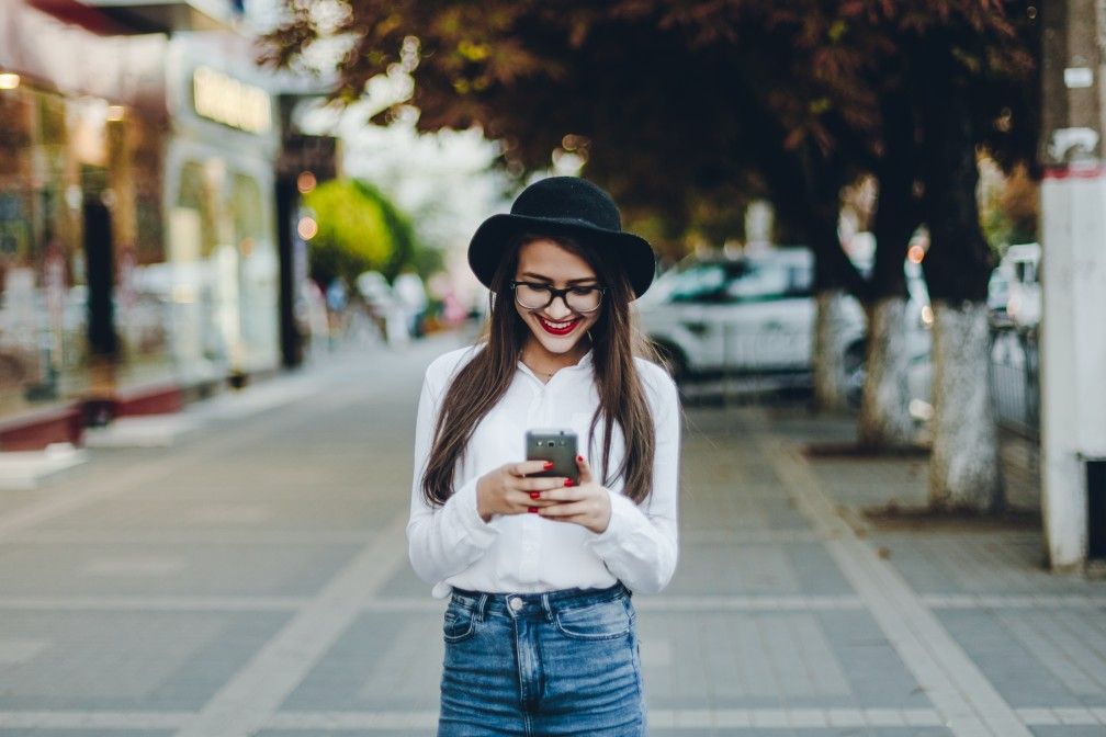 portrait-young-adult-girl-smile-mobile-phone-glasses-phone-smart-phone-cellphone-smiley-face_t20_YVAo1X.jpg