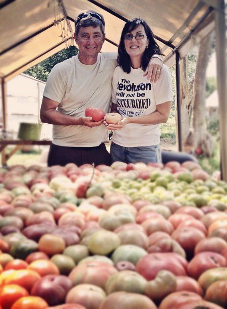 Glenn-&-Paula-Foore-of-Springdale-Farm-with-tomatoes_450px.jpg