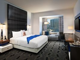 who1521gr-143507-Fantastic Suite Bedroom.jpg