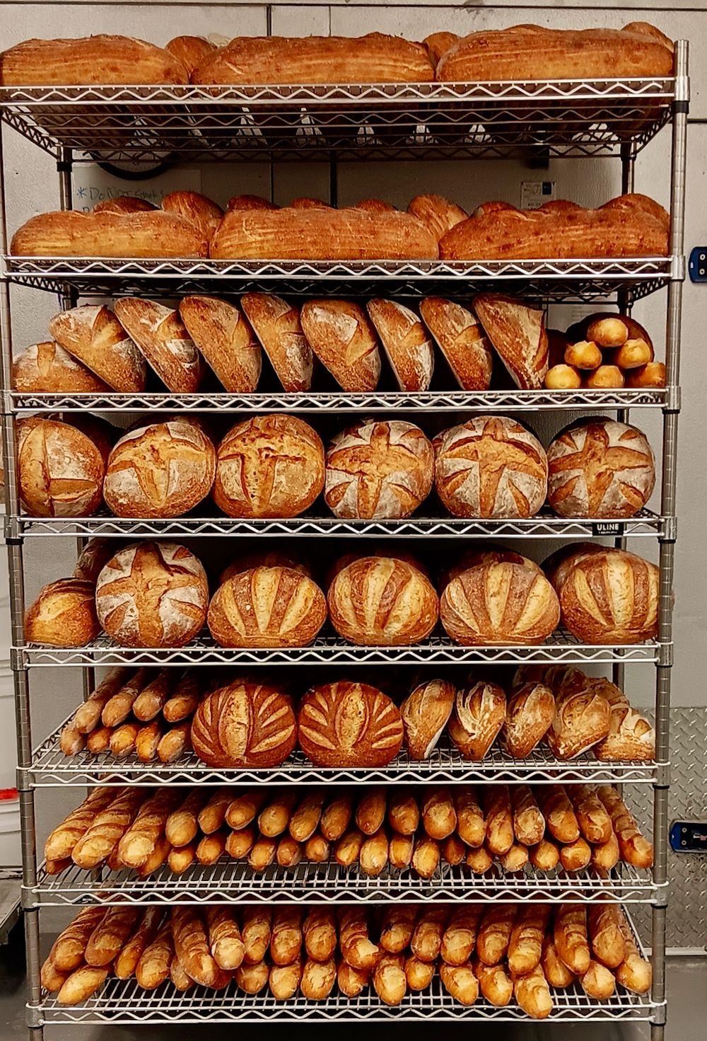 Bread_rack_manyloaves.jpg