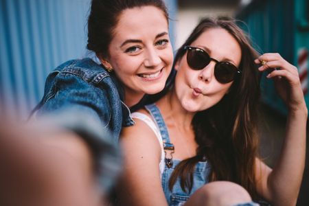 fun-selfie-denim-smile-woman-friends-happy-hipster-best-friends-girl-friends_t20_QaWkzk.jpg