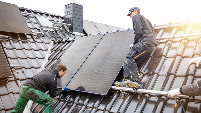 men installing a solar panel