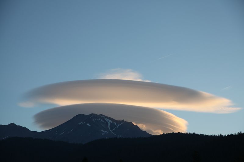 UFO Cloud on Mt. Shasta - JAPONISM LIFESTYLE