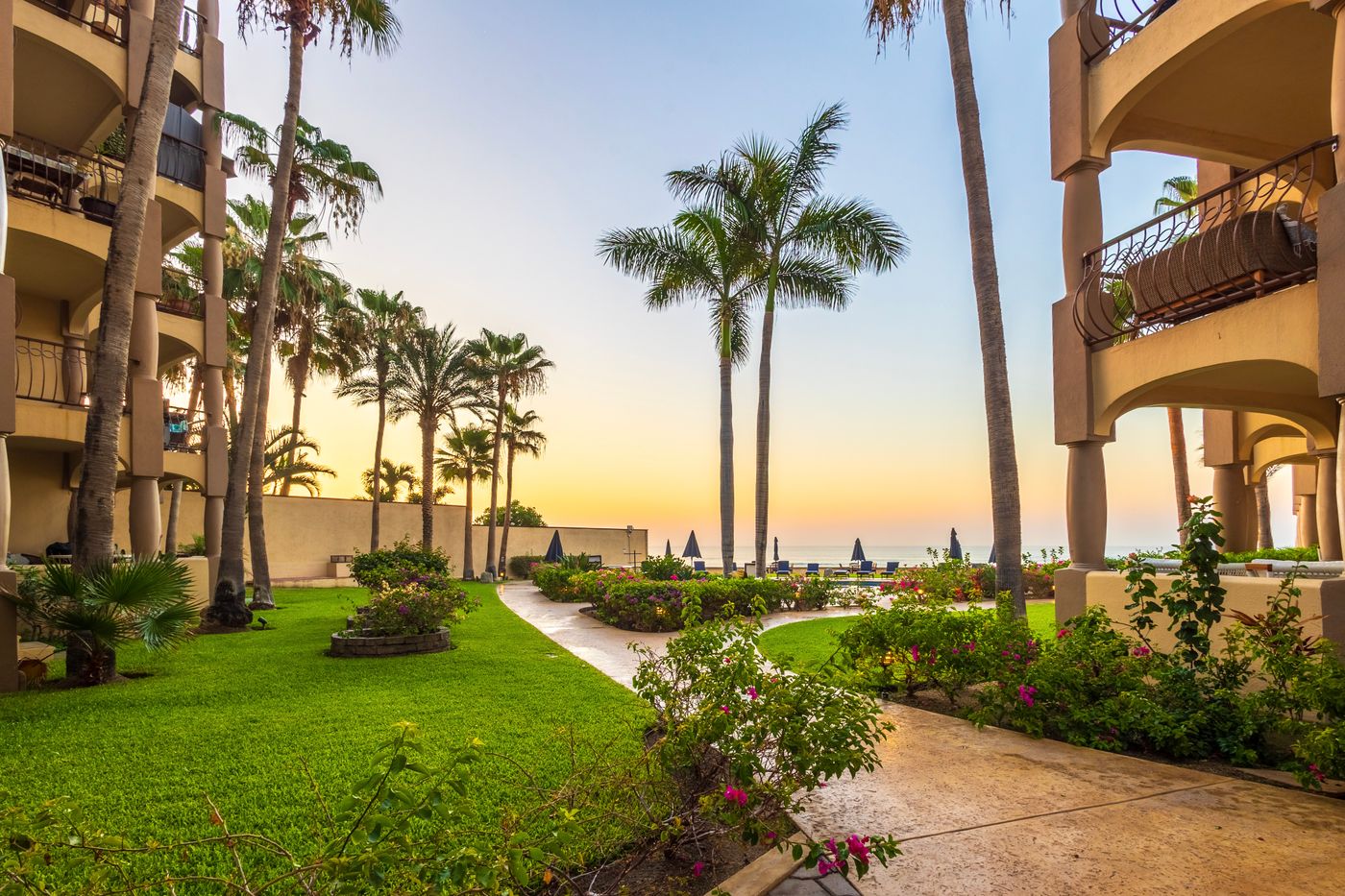 las olas condos cabo