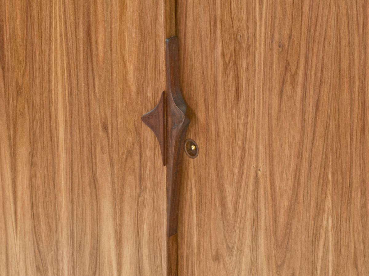 credenza6pulldetail2small.jpg