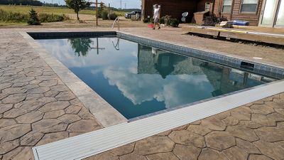 Automatic pool cover prism blue pebble sheen