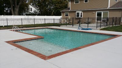 "L" shaped pool tanning ledge