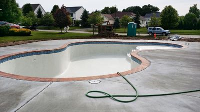 gunite pool with tanning ledge