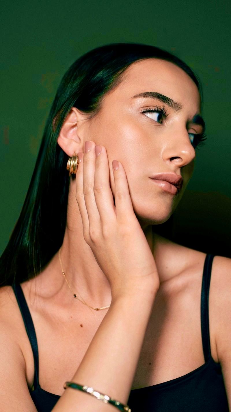 brunette-hair-natural-makeup