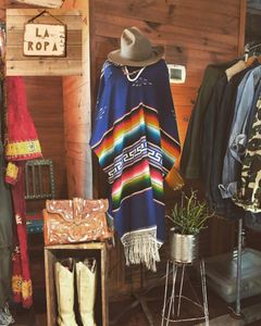 https://www.facebook.com/laropavintage/ La Ropa Vintage