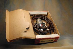 RCA 77-DX MI-4045-F poly-directional ribbon microphone original box.JPG