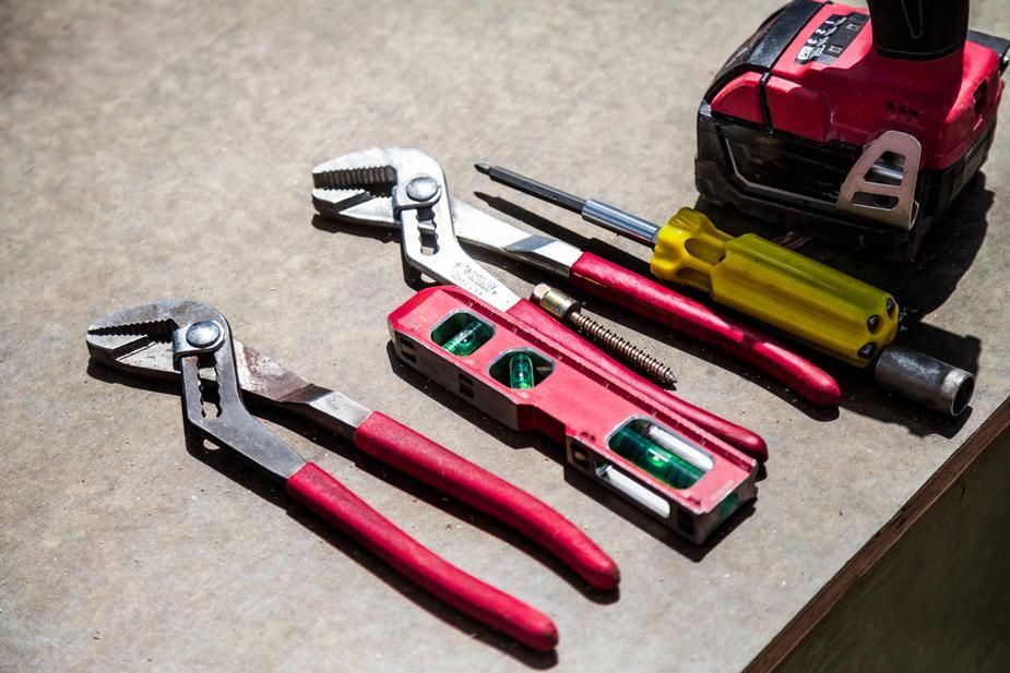 tools-lined-up_925x.jpg