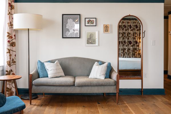 corner king sitting area