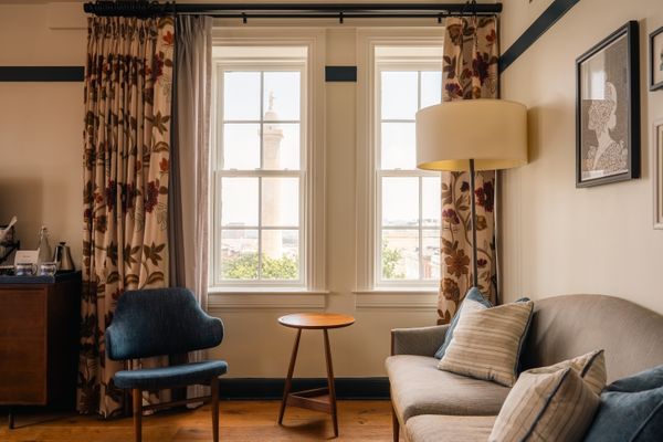 corner king sitting area