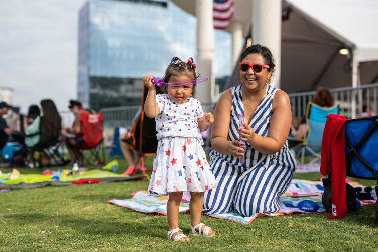 Austin-Symphony-July-4th-Concert-Fireworks-Tico-Mendoza-19.jpg