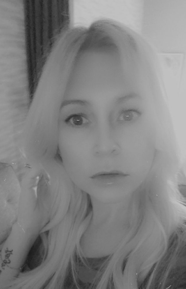 Julie R - L5 Stylist