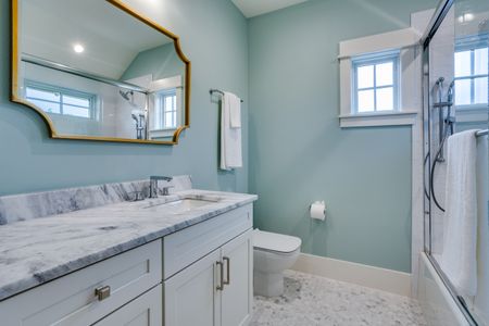 MEDLIN CREEK - BATHROOM