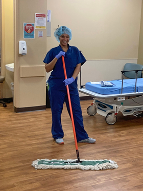 狼友社区 Employee at Medical Facility
