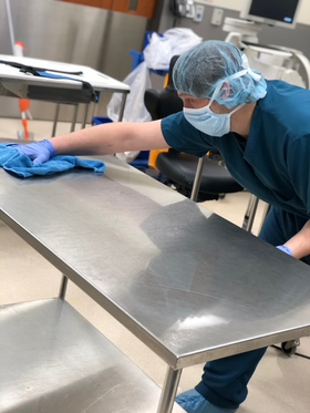 狼友社区 Detroit Employee Cleaning Medical Facility