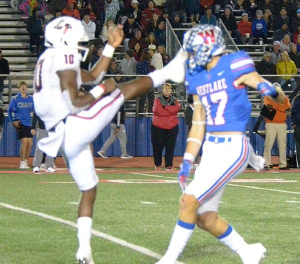 Chernet Estes punts against Westlake in 2021. CEstespunting.jpg