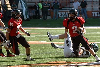 Cameron Wrinkle heads upfield on a key punt return. DSC_0061.jpg