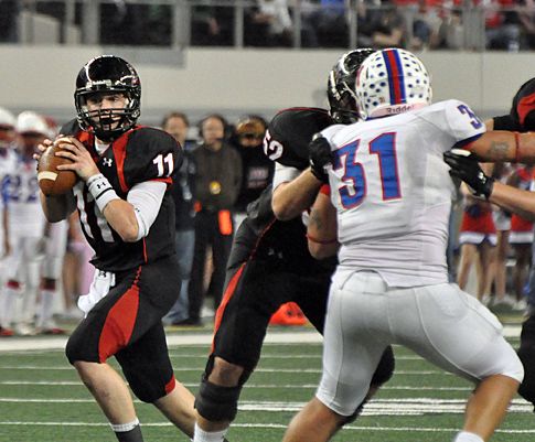 Baker Mayfield scans the field for an open receiver. baker eyes.jpg