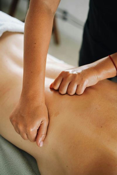 massage-a-domicile-3aGV2ViCzrM-unsplash.jpg