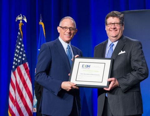 Ex-Im Bank Chairman Fred Hochberg presents TAM President and CEO Tony Bennett with the Chairman's Award.