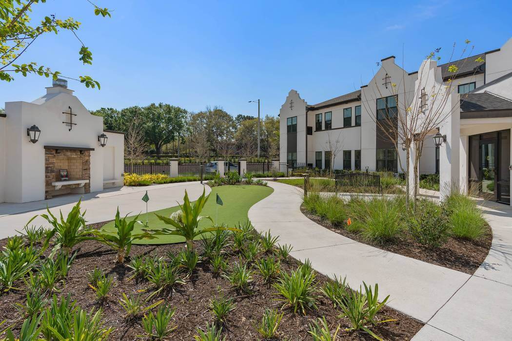 Senior Living Court Yard and Putting Green in Orlando