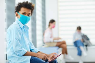 schoolboy-in-face-mask-VNX3DTU.jpg