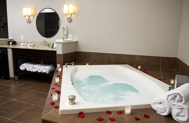 Romantic Couples Getaway, Private Jacuzzi, Royal Suite, Ohio and Georgia