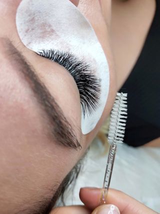 lash-extensions-in-beauty-salon-macro-eye-high-quality-photo_t20_vOOKOj.jpg