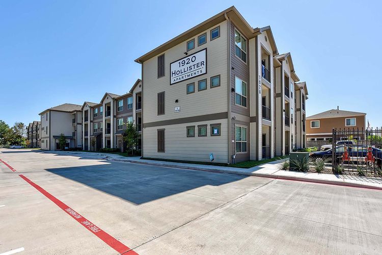 100068112_hdp_hollisteroaks_ext_bldg1 (1).jpg