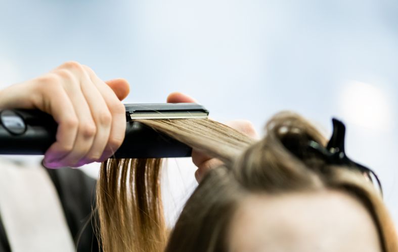 professional-hairdresser-straightening-long-blond--PLZ75TP.jpg