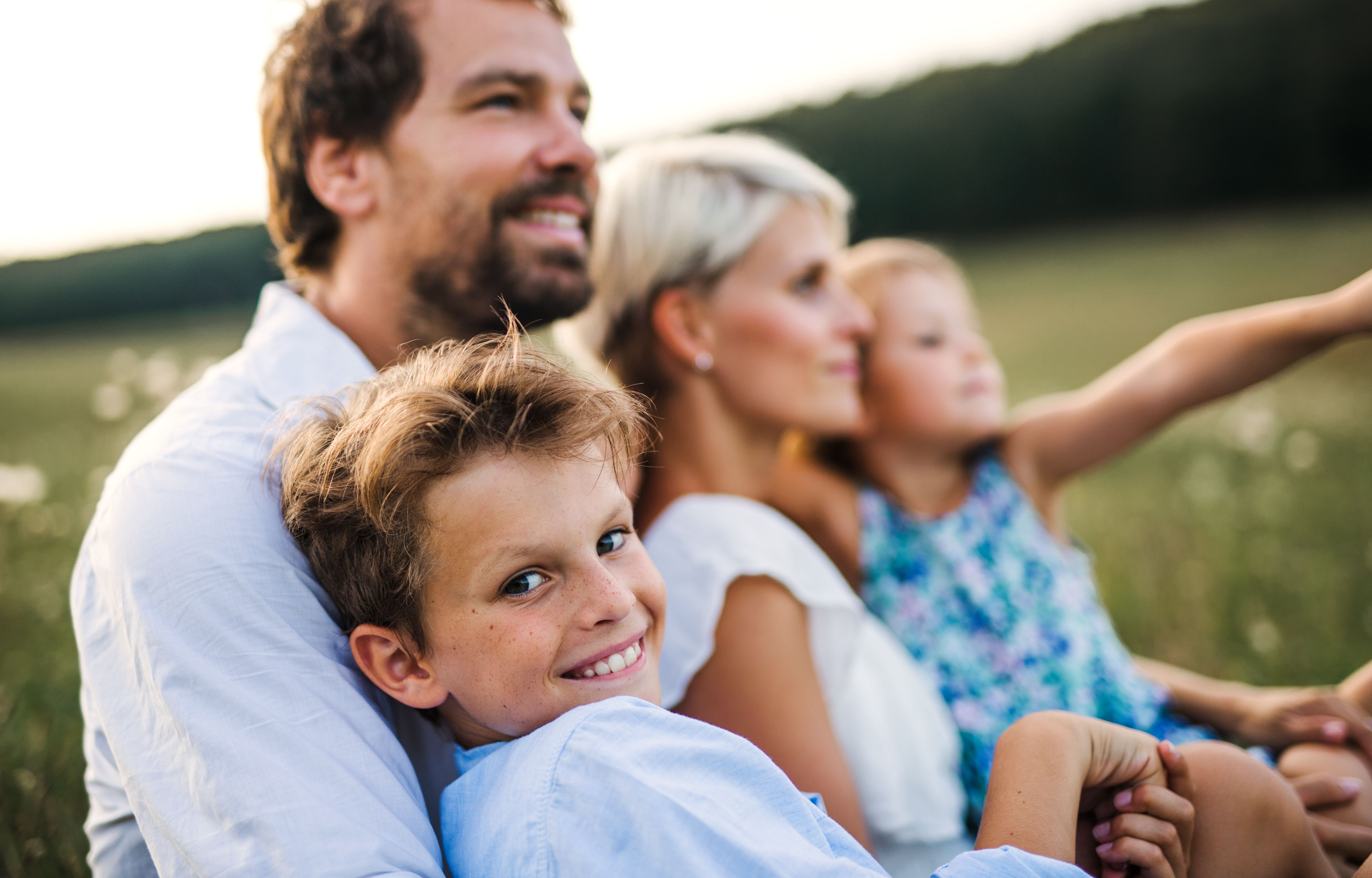 young-family-with-small-children-in-summer-nature--CETFK54.jpg