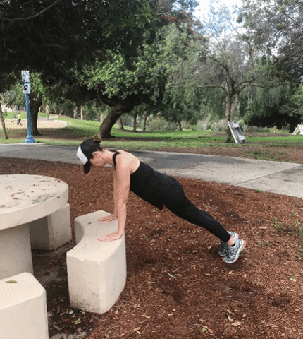 5-Fitness-Moves-Outside-no-equipment-oblique-mountain-climbers.gif