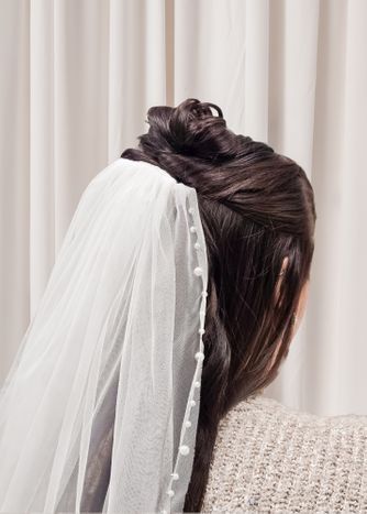 Minimalist Elegant Wedding hair bridal bride