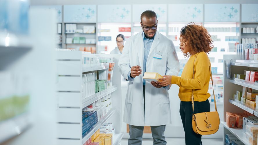 Pharmacist talking to a patient Personalized Guidance